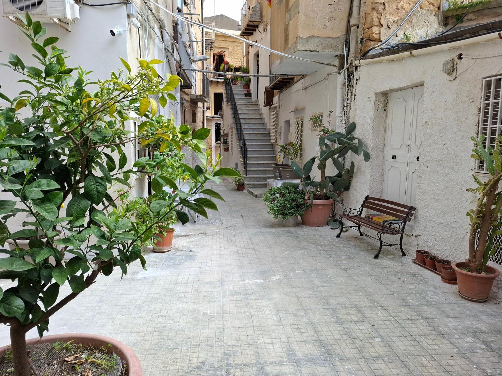 B&B Le Lumie "Il Cortiletto Del Centro" Agrigento Luaran gambar
